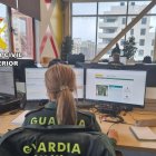 Una agente en la lucha contra la ciberdelincuencia.