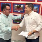 El presidente del Numancia, Patricio de Pedro, y el gerente de Canal 9 Soria, Héctor Izquierdo, en la sede del club rojillo.