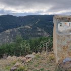 Monolito en homenaje a los dos asesinado en lo alto de un barranco.