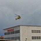 El helicóptero del Sacyl aterrizando en el Santa Bárbara.