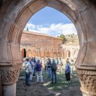 Visitantes en los Arcos de San Juan de Duero.