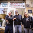 La responsable de El Colmadito con miembros de la Asociación del Casco Viejo.