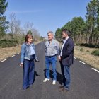 Responsables de la Diputación y del Ayuntamiento de Navalcaballo en la reciente carretera que se ha incorporado a la red provincial tras su arreglo