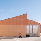 El Teleclub de Noviercas pasó de albergar la primera televisión del pueblo a convertirse en una referencia europea de arquitectura rural contemporánea.