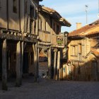 Las calles empedradas y la arquitectura medieval de Calatañazor convirtieron al pueblo soriano en uno de los escenarios elegidos por Orson Welles para rodar Campanadas a medianoche.