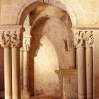 Los templetes del interior de San Juan de Duero conservan capiteles con escenas bíblicas y seres fantásticos que refuerzan el aura misteriosa del monasterio soriano.