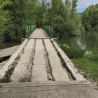 Aspecto del puente sobre el Duero en la senda peatonal, afectada por las últimas riadas y todavía sin arreglo.