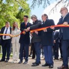 Carlos Martínez corta la cinta junto al resto de autoridades.