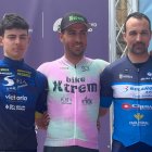 Podio con los mejores clasificados en la categoría masculina