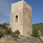 La torre islámica de Chaorna, construida en el siglo XI, se alza sobre un risco entre sabinares junto a la Cueva de la Mora.