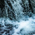 El agua de Cueva Serena cae entre roca y espuma en uno de los rincones naturales más sorprendentes de la Sierra de Urbión.