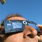 Persona con unas gafas para ver eclipses.