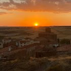 Las puestas de sol en Borobia anticipan una de sus grandes joyas: noches oscuras ideales para observar estrellas, galaxias y nebulosas