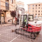 Una pequeña excavadora en la zona de las obras de la nueva rotonda.