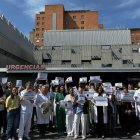 Médicos se concentran en el Clínico en una nueva jornada de huelga del colectivo médico.