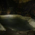 La Bañera de la Reina, en la Cueva de Villaciervos, sorprende por su forma casi perfecta y el agua acumulada en esta singular formación natural subterránea.