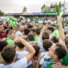 Afición y jugadores del San José celebran el triunfo ante La Bañeza.