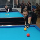 Un jugador del club soriano se prepara para golpear una bola.