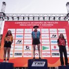 Marina Muñoz en el pódium del Campeonato de España de Triatlón de Media Distancia.
