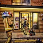 Los bomberos acceden al restaurante afectado por el incendio.