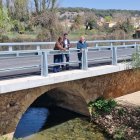 El puente sobre el río Izana permite ahora que se crucen dos vehículos.