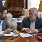 El secretario de Estado de Energía, Joan Groizard, con el alcalde de Soria, Javier Antón.