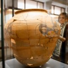 La directora del Museo en la zona dedicada a Numancia.