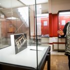 Arlegui delante de la vitrina que albergará el brasero de Uxama.