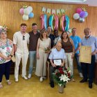 El homenajeado con familiares y autoridades en la residencia de Almazán.