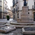La Plaza del Rosel y San Blas, conocida como “La Tarta”, ocupa hoy el espacio donde se encontraba la antigua farola de los Doce Linajes antes de su retirada en 2011.