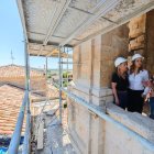 Autoridades en el interior de la torre.
