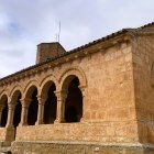 La galería porticada de la iglesia de San Martín fue desmontada y reconstruida piedra a piedra entre 1982 y 1983 tras haber permanecido cegada y utilizada como corral, según ArtMedieval.net.