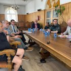 Reunión de coordinación de seguridad por la llegada a Covaleda de 2.000 niños dentro de un campamento de la iglesia Adventista.