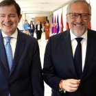 Alfonso Fernández Mañueco y Carlos Pollán, de vuelta del hall de las Cortes tras presentar el pacto de Gobierno.ICAL