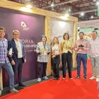 Peregrina con representantes de varias firmas de la provincia en la feria.
