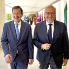 El presidente del Partido Popular de Castilla y León, Alfonso Fernández Mañueco, y el portavoz de Vox, Carlos Pollán.