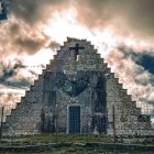 La Pirámide de los Italianos, construida entre 1938 y 1939 en el Puerto del Escudo (Burgos), mantiene intacta su imponente silueta entre montañas y sigue despertando preguntas sobre su origen y simbología.