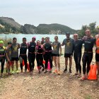 Los participantes en la prueba de relevos tras los dos kilómetros de natación en el Pantano de la Tranquera.