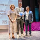 La ex atleta de 800 metros y concejal del Deportes en el Ayuntamiento de Valladolid, Mayte Martínez, junto al representante del C.V. Sporting Santo Domingo, Feliso Chamarro.