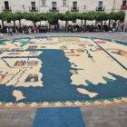 Las coloridas alfombras vuelven a dejar una de las imágenes icónicas de El Burgo de Osma con motivo del Corpus Christi.
