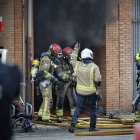 Los bomberos tratan de adentrarse en la zona afectada.