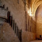 El refectorio del Monasterio de Santa María de Huerta impresiona por su monumental púlpito y la luz que atraviesa el gran rosetón cisterciense.