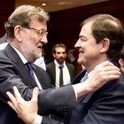 Mariano Rajoy felicita a Alfonso Fernández Mañueco tras la toma de posesión.