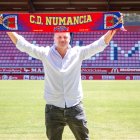 Toni García en su presentación como director deportivo del Numancia sobre el césped de Los Pajaritos.