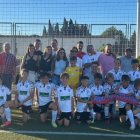 Los integrantes de la plantilla del benjamín A del Numancia junto a sus familiares.