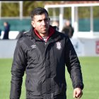 El C.D. Golmayo Camaretas masculino anuncia la incorporación de Gutty Navarro a la estructura del club como nuevo director técnico.

Navarro tiene una dilatada experiencia en el mundo profesional puesto que ha estado involucrado con clubes como Getafe C.F., R.C.D. Espanyol Escola, Arandina C.F., Unami C.P. entre otros, consiguiendo importantes aspiraciones tales como ascenso a 3ª RFEF. 

Además de ser entrenador en categorías altas, su experiencia recorre más disciplinas. Ejemplo de ello es su trabajado como analista para Miguel de la Fuente en el ascenso a 2ª RFEF o ser partícipe en las negociaciones de jugadores de dichas categorías como Kengo Kimura, Hitoshi Ishida o Adrián Esperalta.   

Gutty Navarro expone llegar con motivación puesto que es una categoría que ya conoce y por el nivel positivo de fútbol que se está viviendo en la provincia con la buena temporada de la S.D. Almazán, el ascenso del C.D. Calasanz y el finalista de playoff C.D. San José. "Queremos aprovechar este momento afinando la confección de la plantilla para atraer a jóvenes que jueguen en la categoría óptima para su crecimiento", comenta.

Además, señala que pretenden sumar algún jugador que daría bastante nivel a la plantilla y así obtener la permanencia como principal objetivo: "se prevee una temporada dura con equipos como el C.D. Becerril, Villarcayo Nela C.F. entre otros, por eso, queremos estar en la zona noble de la tabla para no volver a estar pendientes de situaciones de arrastre". 

El club balaquero está en crecimiento, hizo muy buena temporada en su primer año en la categoría con buenos partidos y resultados. Como ya ha comentado la entidad en reiteradas ocasiones, quieren asentar al equipo en regional para en futuros años, pensar en posibles playoff de ascenso una vez establecido el proyecto. Por ello, llevan tiempo haciendo fuertes inversiones en infraestructuras, como el nuevo campo, organigrama del club, y, ahora, con esta gran incorporación con Gutty Navarro al frente del banquillo.
Gutti Navarro es el nuevo director deportivo del Golmayo Camaretas.