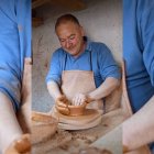 Alfonso Almazán, último alfarero tradicional de Soria, trabaja el barro en el taller familiar de Tajueco donde su familia lleva generaciones dedicada al oficio.
