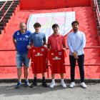 Los dos canteranos del Numancia junto al responsable de la Ciudad Deportiva Toño Alfageme y el gerente Sergio Gaya.