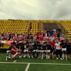 Jugadores del Barbastro junto a aficionados.