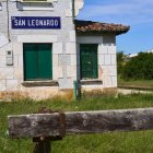 La antigua estación de San Leonardo de Yagüe, uno de los símbolos del municipio soriano que hoy sigue encontrando en la industria de Puertas Norma su principal motor económico.
